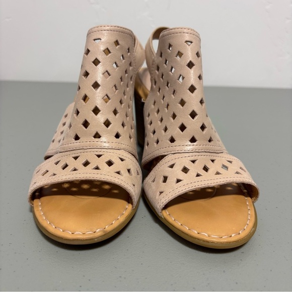 Born Women's Sandals Heels Block Size 8M Ankle Buckle Leather Taupe Neutral - Picture 3 of 10